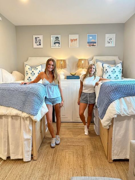 Arkansas Dorm Room, College Dorm Desk Ideas, Classic Dorm Room, Uf Dorm, Classy Dorm Room, Baylor Dorm, Dorm Decor Ideas, College Dorm Room Inspiration, Dream Dorm Room