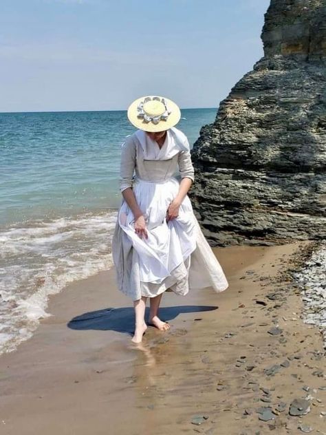 Late 1800s Fashion, Victorian Seaside, 1800s Fashion, Edwardian Dress, Coastal Colors, Victorian Lady, People Of The World, Vintage Beach, Portrait Inspiration