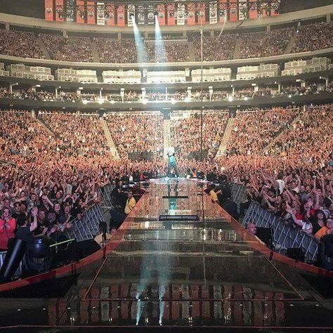 Queen and Adam Lambert, very full stadium 😱❤️ Full Stadium Concert, Full Stadium Concert Aesthetic, Concert Aesthetic Artist Pov, Show Aesthetic Music, Singer Aesthetic Stage, Stadium Performance, Concert Crowd, Famous Lifestyle, Dancer Lifestyle