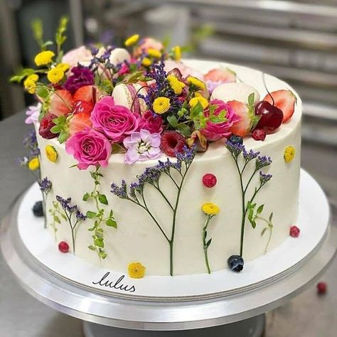 Fruit Cake Design, Gingerbread House Ideas, Thanksgiving Dinner Ideas, Edible Flowers Cake, Fresh Fruit Cake, The Best Dessert, Thanksgiving Menu Ideas, Birthday Cake With Flowers, Elegant Birthday Cakes