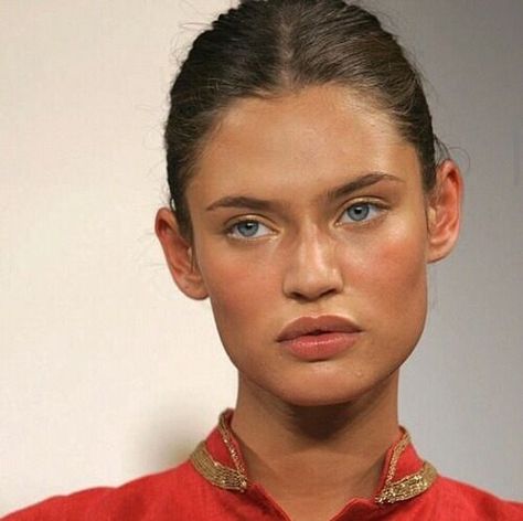 Makeup Looks Glowy, Makeup Tip, Bianca Balti, Beauty Make-up, Glow Skin, Face Hair, Aesthetic Bedroom, Aesthetic Makeup, Beauty Inspiration