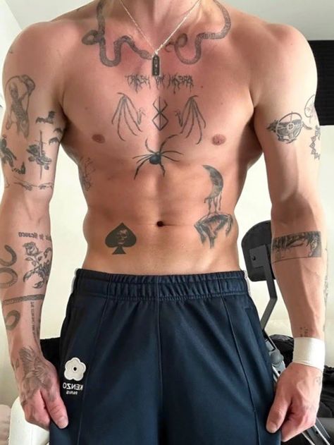 Vinnie Hacker Tattoo, Vinny Hacker, Human Body Structure, Body Details, Hacker Aesthetic, Foto Top, Neck Tattoo For Guys, Back Tattoos For Guys, 17 Kpop