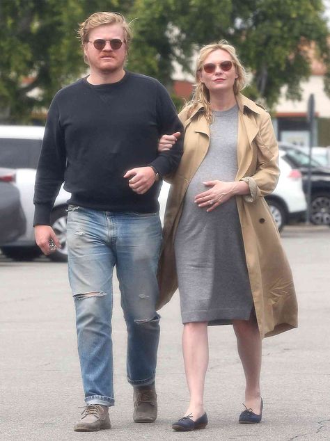 Later in the month, the pair had their first child together - a son. Kirsten Dunst Pregnant, Kirsten Dunst Style, Jesse Plemons, Pregnancy Style, Were Expecting, Baby Belly, Forward Thinking, Kirsten Dunst, Best Mom