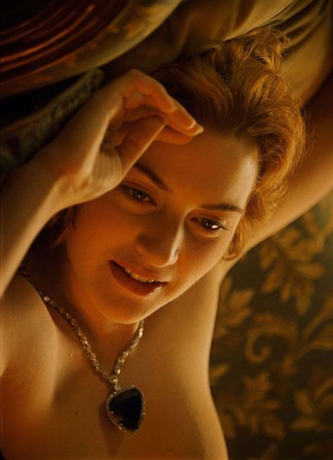 Ignoring People, Titanic Kate Winslet, Female Body Paintings, Titanic Movie, Actrices Hollywood, Couples Poses For Pictures, Kate Winslet, Hot Pics, Hollywood Celebrities