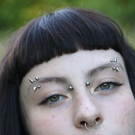 📸 on Instagram: "freckles comin out mosquitoes closing in, ah summer :D thanks @twatty_fatty the photographers cameraman  <3" Coolest Ear Piercings, 2 Eyebrow Piercings, Easy Piercings, Face Piercings Chart, Piercing Set Up, Facial Piercings Aesthetic, Cute Piercings Face, Eyebrow Piercing Hoop, Piercings Goth