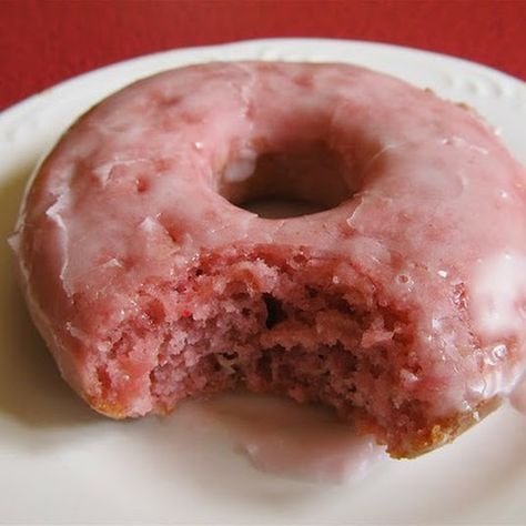 Cake Doughnuts, Glazed Donuts, Strawberry Donuts, Strawberry Glaze, Torte Cupcake, Beverage Recipes, Baked Strawberries, Think Food, Sweet Delights