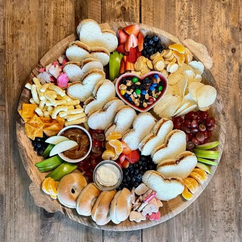 Pb&j Charcuterie, Pb&j Charcuterie Board, Grazing Board Ideas Kids, Pb&j Snack Board, 10 Am Birthday Party Food, Kids Graze Board, Kidcuterie Board, Two Year Old Birthday Food, Party Food Platters Kids