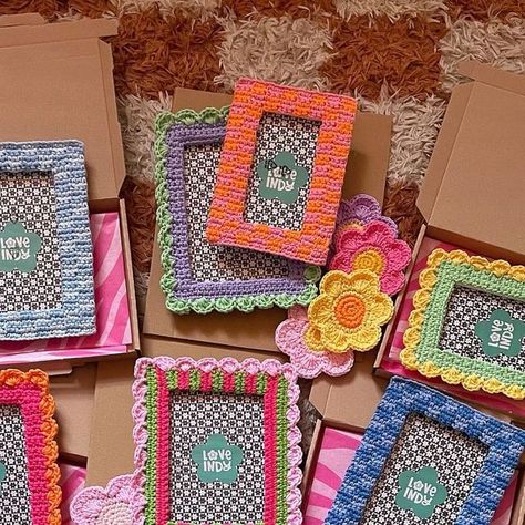 Crochet Wall Art Framed, Crochet Frame Pattern, Craft Frame Ideas, Frame Crafts Diy, Frame Decorating Ideas, Crochet Mirror Frame, Diy Frame Ideas, Crochet Photo Frame, Crochet Picture Frame