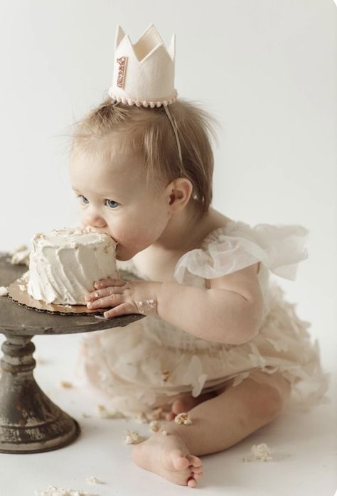 Princess Cake Smash Photography, 1 Year Smash Cake Photo Shoot, 1 Year Cake Smash Photoshoot, First Year Old Photo Shoot, First Birthday Cake Photoshoot, At Home One Year Old Photoshoot, 1st Birthday Winter Photoshoot, Vintage 1st Birthday Photoshoot, Minimal Cake Smash Photoshoot