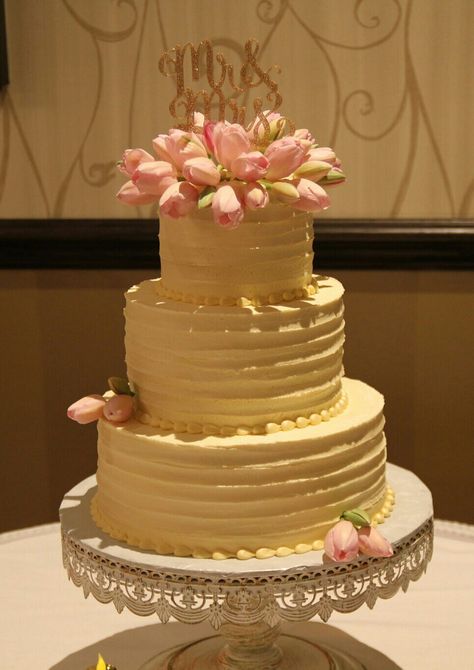 Wedding Cake With Tulips, Wedding Cake Tulips, Tulip Wedding Cake, Debut Cake, Quince Cakes, Quince Cake, Flower Cake Decorations, Fresh Tulips, Tulip Wedding