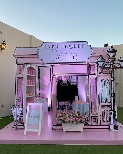 La boutique de Danna 🎀🖤 . . @galer_invitaciones | Instagram Shopping Theme Party, Cosmetics Booth Design, Pop Up Stand Ideas, Inauguration Decor, Bakery Facade, Fashion Theme Party, Party Rental Business Ideas, Pop Up Shop Design, Pop Up Store Design