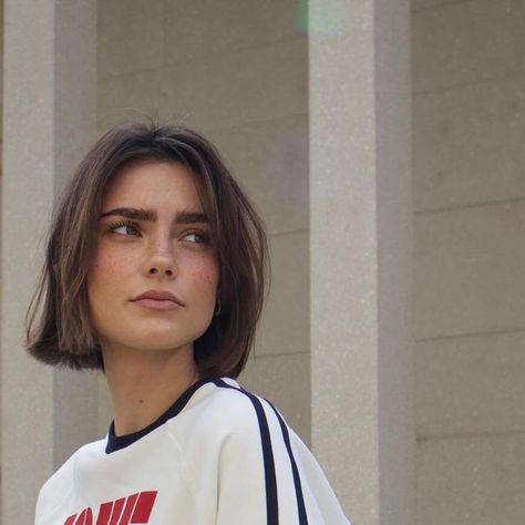 V I V I A N on Instagram: "1975 like…🤙🏽  #photography #portraitphotography #shooting #bob #bobhaircut #bobhairstyles #inspo #inspiration #fashion #streetstyle #vintagestyle" Different Bob Hairstyles Ideas, Short Hair Model Hairstyles, Lilly Collins Hair Bob, Haircuts For Very Straight Hair, Straight Hair Bob Haircut, Lesbian Bob Haircut, Bob Hair Aesthetic, Medium Bob Haircut For Fine Hair, Bob Cut Hairstyles Short