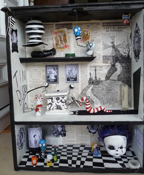 Tim Burton diorama Tim Burton Diy Decoration, Tim Burton Crafts, Tim Burton House, Tim Burton Decor, Art Diorama, Halloween Diorama, Halloween Shadow Box, Dollhouse Halloween, Tim Burton Style