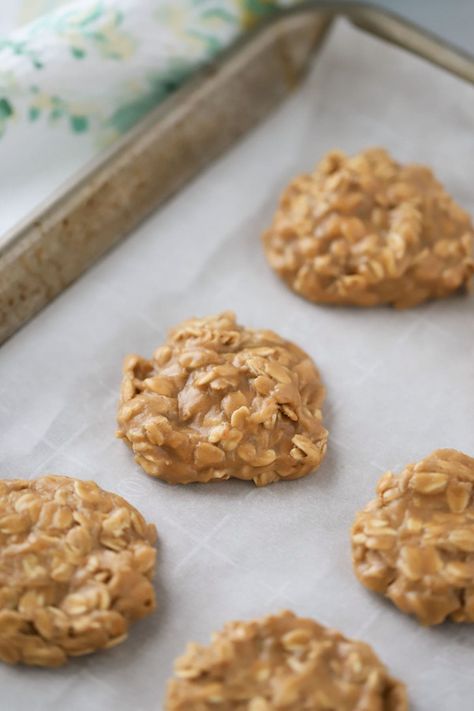 This Cookie Butter No Bake Cookie recipe uses creamy cookie butter, marshmallows, and rolled oats to make easy no bake treats with rich caramelized flavor. They take just a few minutes to make and are perfect for the holidays or any time of year. #thecarefreekitchen #cookiebutter #biscoff #nobake #cookies #easy #dessert Cookie Butter Cookies Recipe, Easy No Bake Treats, No Bake Cookie Recipe, Cookie Butter Cookies, No Bake Cookie, Peanut Butter No Bake, Biscoff Cookies, Cookies Easy, Buy Cookies