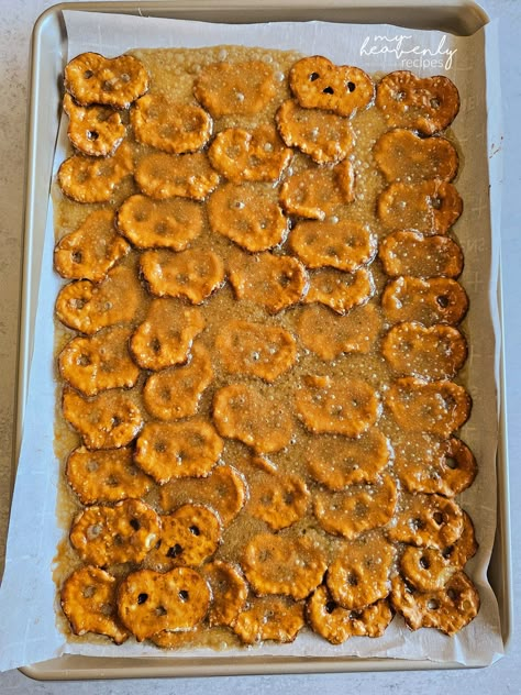 Pretzel Christmas Crack Recipe Pretzel Thins Cracker Bark, Flat Pretzel Bark, Christmas Cracker Pretzel, Pretzel Mix Snacks, Cornflake Crackles, Savory Christmas Snacks Gifts, Pretzel Crackers Recipe, Christmas Crackle Recipe, Candied Pretzels