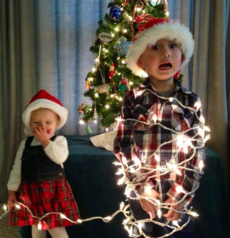 Sibling Christmas Pictures, Christmas Photoshoot Kids, Diy Christmas Photoshoot, Christmas Pictures Kids, Diy Christmas Pictures, Diy Christmas Photo, Baby Christmas Photography, Christmas Baby Pictures, Christmas Family Photoshoot