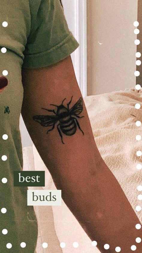 Women in green shirt taking mirror selfie of bee tattoo on her inner bicep American Traditional Bumble Bee Tattoo, Traditional Bumble Bee Tattoo, Bee Tattoo Traditional, American Traditional Bee Tattoo, Bee Tattoo Men, Traditional Bee Tattoo, Bumblebee Tattoo, Traditional Tattoo Black And White, Tattoo Queen