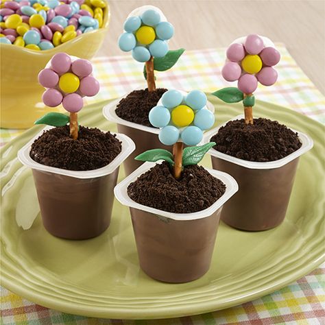 I made this Flower Pot Pudding Cups from ReadySetEat. Try the recipe at  http://www.readyseteat.com/recipes-Flower-Pot-Pudding-Cups-7821.html Kid Desserts, Edible Crafts, Pudding Cups, Easter Dessert, Fun Kids Food, Food Crafts, Easter Treats, Kids Snacks, Cooking With Kids