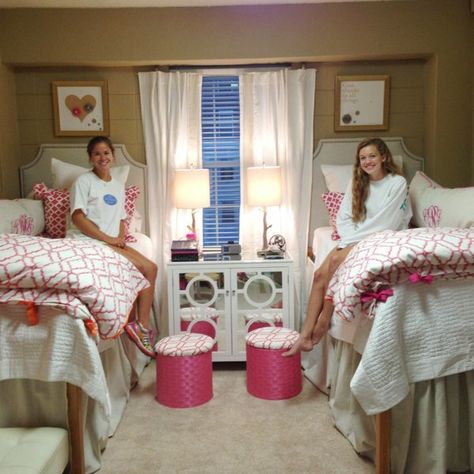 After photos of U of Mississippi students' room go viral, debate follows on just how fancy a student residence should be. College Things, Dorm Stuff, Coastal Cottage Style, Dorm Design, Dream Dorm, Girl Dorms, Dorm Sweet Dorm, Dorm Inspiration, College Living