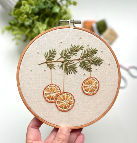 Winter Embroidery Ideas, Embroidery Pinecone, Embroidery Christmas Ornaments Patterns, Tiny Embroidery Patterns, Easy Christmas Embroidery, Simple Embroidery Ideas, Simple Christmas Embroidery, Tiny Embroidery Ideas, Pine Embroidery