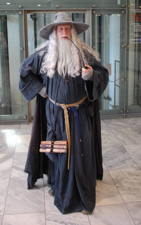 Awesome Gandalf Cosplay at the Frankfurter Buchmesse 2012. Take a good look boys this is what real swag is Gandalf Cosplay, Carnaval Make-up, Costume Disney, Long White Hair, Awesome Cosplay, Epic Cosplay, Costumes Ideas, Fantasias Halloween, Gandalf