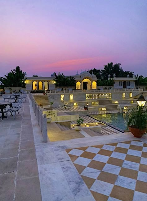 Rajasthani Palace Interior, Rajasthan Wedding Aesthetic, Royal Rajasthani Aesthetic, Rajasthani Haveli Design, Haveli Design Houses Rajasthan, Rajasthani Mahal, Rajasthani House Design, Rajasthani Restaurant, Haveli Design Houses