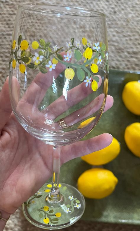 Wine Glass Design Ideas, Painting Wine Glasses Ideas, Painted Wine Glasses Ideas Simple, Wine Glass Painting Ideas Easy, Paint Wine Glasses, Wine Glass Painting Ideas, Hand Painted Wine Glasses Diy, Glass Painting Ideas, Lemon Wine