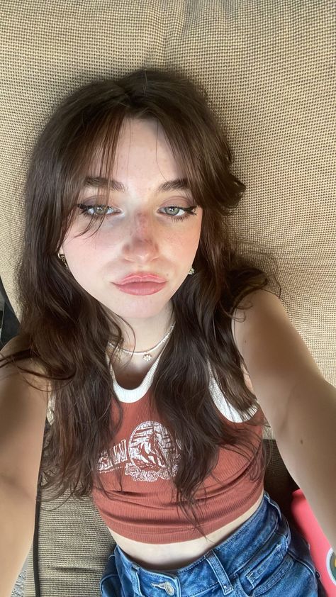 Hair Wispy Bangs, Wispy Side Bangs, Haircut Summer, Shaggy Haircut, Summer Aesthetic Outfit, Bangs Curtain, Tank Top Outfit, Bangs Fringe, Fringe Hair