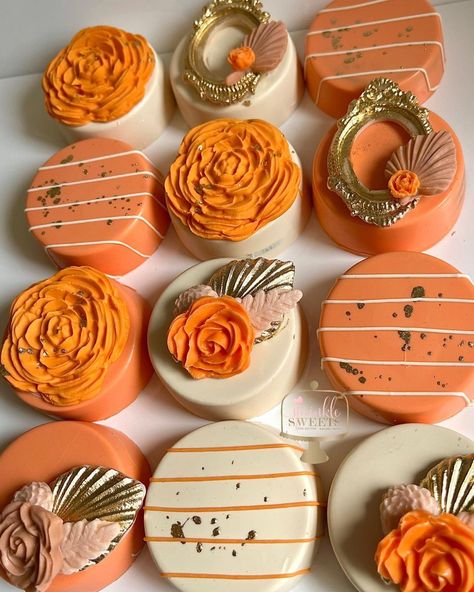 Olga Martinez on Instagram: “🍊Boho Floral Oreos 🍊 ✨dm for pricing/booking ✨ #bohocakepops #bohooreos #bohostyle #bohoflorals #bohofloralcakepops #bohofloraloreos…” Dipped Desserts Ideas, Boho Chocolate Covered Oreos, Thanksgiving Oreos, Chocolate Covered Oreos Birthday, Thanksgiving Cake Pucks, Thanksgiving Chocolate Covered Oreos, Fall Chocolate Covered Oreos, Boho Desserts, Boho Treats