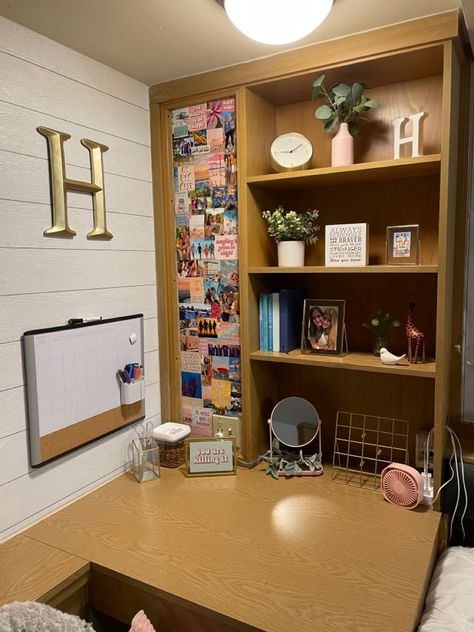 Texas Tech Dorm Room, Talkington Dorm Texas Tech, Txst Dorm, Texas Tech University Aesthetic, Murdough Dorm Texas Tech, Dorm Desk Decor, Texas Tech Murdough Dorm Room, College Dorm Diy, Dorm Closet