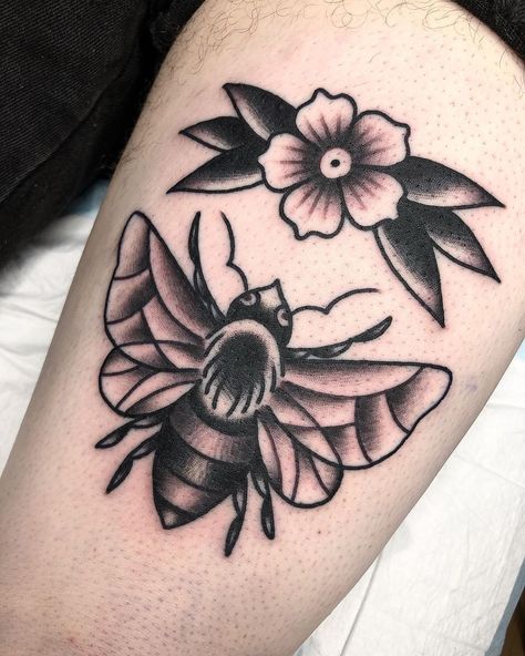 Old School Flower Tattoo Black, Acme Tattoo, Tattoo Bee, Traditional Tattoo Man, Australia Tattoo, Flor Tattoo, Traditional Black Tattoo, Butterfly Hand Tattoo, Traditional Tattoo Flowers