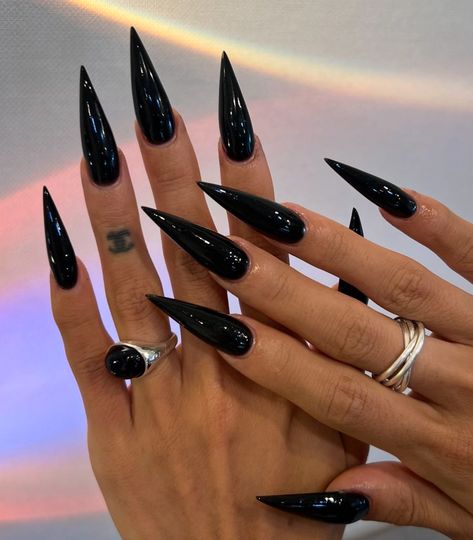 Long Black Nails, Stilleto Nails Designs, Black Stiletto Nails, Fake Nails Long, Sharp Nails, Long Press On Nails, Black Acrylic Nails, Gothic Nails, Stiletto Nails Designs