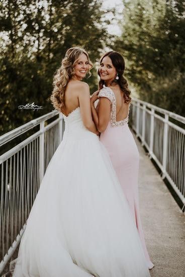 Sister Bride Photos, Sister Of The Bride Photos, Bride And Siblings Photos, Bride And Sister Wedding Photos, Bride With Sisters Photo Ideas, Bride And Sister Poses, Bride And Made Of Honor Photos, Sister And Bride Pictures, Bff Wedding Pictures