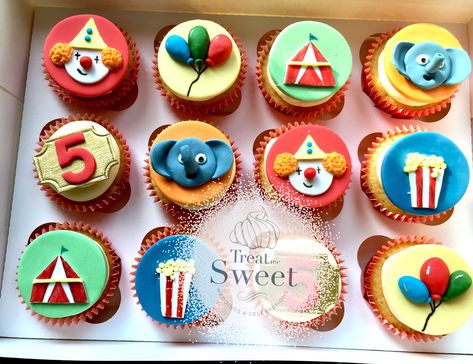 Carnival Theme Cupcakes, Circus Theme Cupcakes, Circus Cupcakes, Carnival Cupcakes, Thema Circus, Circus Cake, Carnival Themed Party, Carnival Themes, Circus Birthday