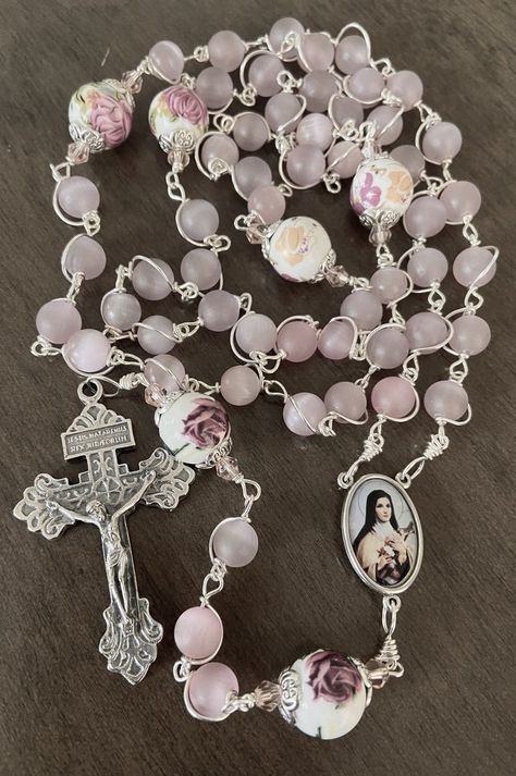 Rosary Coquette, Pink Rosary, Catholic Decor, Hat Aesthetic, Mama Mary, Holy Rosary, The Rosary, Hello Kitty Iphone Wallpaper, Jewelry Lookbook