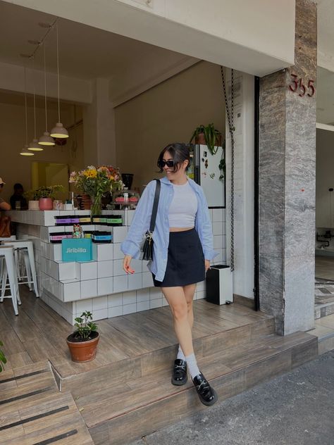 Styling Black Skirt Aesthetic, Black Mini Shirt Outfit, Styling Blue Denim Skirt, Style Black Skirt Summer, Short Fitted Skirt Outfits, Cute Outfit With Loafers, Blue Shirt Black Skirt Outfit, Mini Blue Skirt Outfit, Black Shoes Outfit Aesthetic