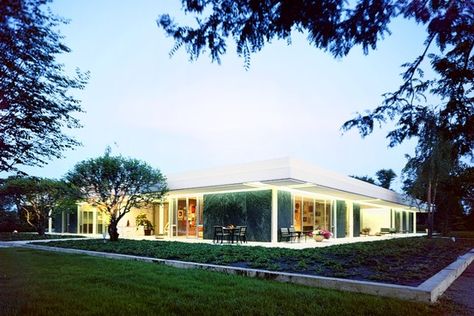 Miller House, by Saarinen, Kiley and Girard | The Miller House, Reborn | By Julie V. Iovine - WSJ Eero Saarinen Architecture, Miller House, Alexander Girard, Destin Hotels, Miller Homes, Mid Century Architecture, Eero Saarinen, Modern Beach House, Landscape Artist