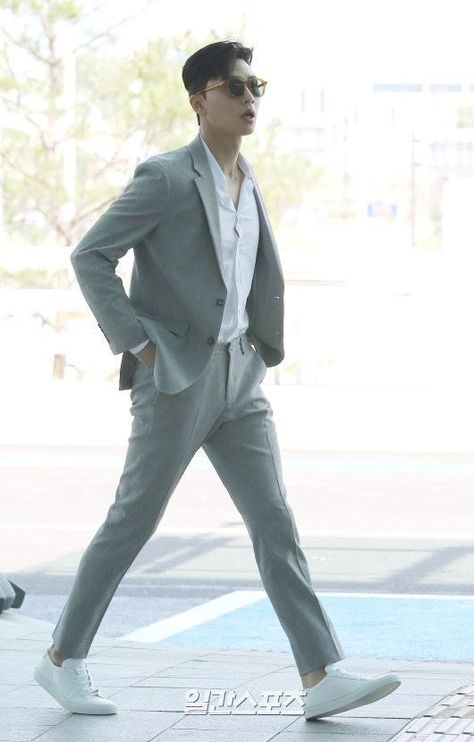 Park Seo Joon | Airport Styles Man, Coachella Outfit Men, Mens Fashion Fall Outfits, Suits And Sneakers, Blazers For Men Casual, Stylish Mens Suits, Blazer Outfits Men, Mens Smart Casual Outfits, Mens Business Casual Outfits