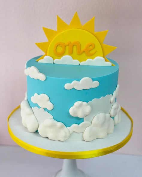 ⛅️ We love this sunshine theme for baby showers and 1st birthdays! Bring on the sunny days of summer ! ☀️ . . . . . #sunshinecake #youaremysunshine #kidsbirthdays #smashcake #birthdaycake #firsttriparoundthesun #summerbirthday #customcakes #buttercreamcake #firstbirthday Sunshine Theme Cake, Sun Themed Cake, Sunshine Birthday Theme, Sun Cake, Sunshine Theme, Sunshine Party, Sunshine Cake, Baby Corner, 1st Birthday Cakes