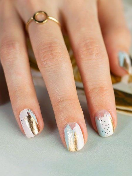 Gold Abstract Art Nails Nails 2022 Trends Summer, Abstract Art Nails, Gold Abstract Art, The Trend Spotter, Eye Nail Art, Gold Nail Designs, Summer Toe Nails, Subtle Nails, Gold Nail