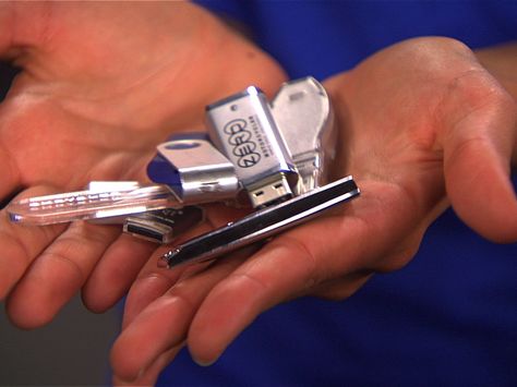 Find out how versatile your thumbdrive is with these 10 little-known uses and tricks. Tech Toys, Computer Internet, Iphone Hacks, Thumb Drive, Hacking Computer, Cool Tech, Usb Drive, Computer Technology, Raspberry Pi