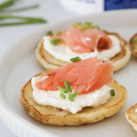 Blinis With Smoked Salmon Blinis Recipe, Blini Recipe, Salmon Toppings, Cream Cheese Smoked Salmon, Salmon Blinis, Savoury Party Food, Cream Cheese Smoked, Smoked Salmon Blinis, Smoked Salmon Appetizer