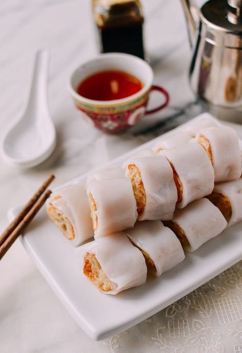 Zhaliang is a Cantonese dim sum dish of Chinese fried dough (youtiao) wrapped inside rice noodles. Our zhaliang recipe will show you how to make it at home! Source: thewoksoflife.com Rice Noodle Rolls, Noodle Rolls, Rice Noodle Roll, Dim Sum Recipes, Asian Side Dishes, Asian Dish, Lemon Kitchen, Rice Noodle, Asian Snacks