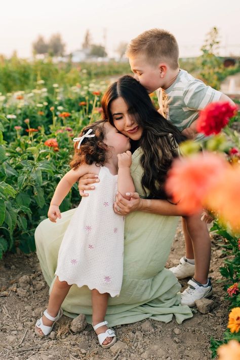 Lovely Hollow Farm Summer Flower Caldwell Photo Session | Hanni Family Flower Garden Family Photos, Flower Farm Pictures, Flower Farm Photography, Farm Family Photoshoot, Flower Farm Photoshoot, Family Photo Flower Fields, Garden Family Photos, Flower Field Photoshoot Kids, Caldwell Idaho