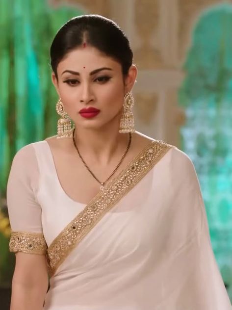 Mouni Roy Naagin, Mouni Roy Saree, Mouni Roy Dresses, Iphone Image, Fashionable Saree, Character Face, Simple Saree Designs, Mouni Roy, Modern Saree