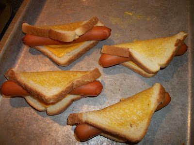 Weiner Winks, Sandwich Recipes Dinner, Hot Dog Chili Sauce, Pastry Puff, Hot Dog Chili, Tasty Meat, Fire Food, Hot Dog Recipes, Cheap Eats