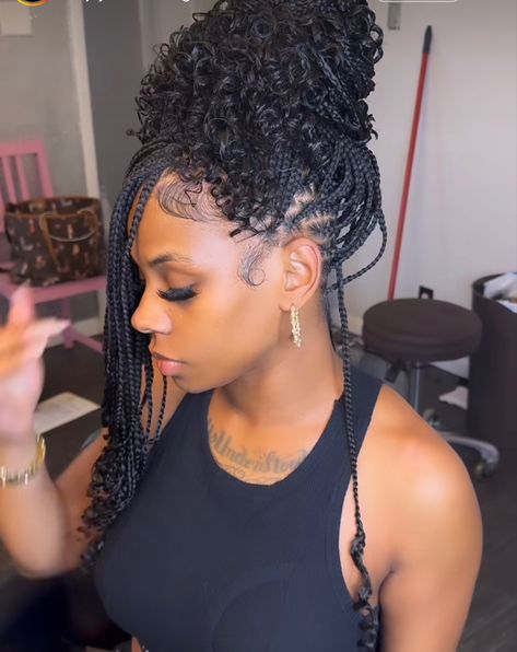 Short Knotless With Curly Ends, Short Box Braids With Curly Ends, Curly Box Braids Hairstyles, Short Braids With Curls At The End, Short Knotless Braids With Curly Ends, Crochet Braids Straight Hair, Short Knotless, Box Braids With Curly Ends, Braids With Curly Ends