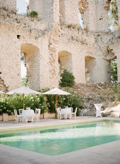 FOR THE RECEPTION || Rustic white poolside dining by Photography: Greg Finck || NOVELA BRIDE...where the modern romantics play & plan the most stylish weddings... www.novelabride.com @novelabride #jointheclique European Gardens, Wedding Venue France, French Chateau Weddings, Colin Cowie, Provence Garden, Art Progress, French Chateau Wedding, Gorgeous Homes, Chateau Wedding