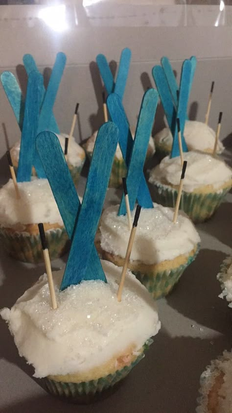 Ski Themed Desserts, 80s Ski Party Decorations, Apres Ski Party Theme Birthday, 80s Ski Lodge Party, Apres Ski Theme Party Decor, Skiing Party Theme, Ski Themed First Birthday, Apres Ski Party Games, Apres Ski Games