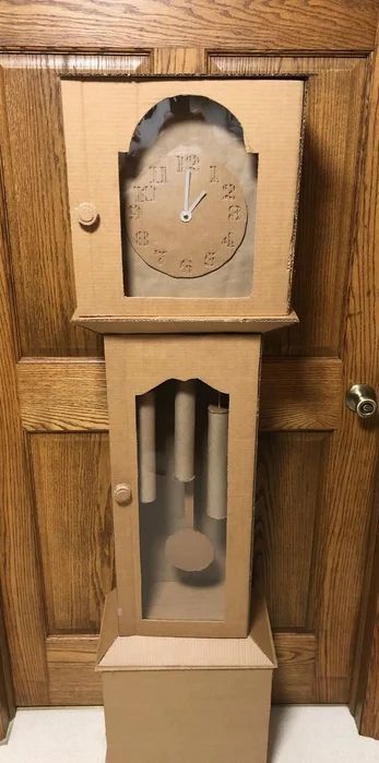 Stranger Things Clock Diy, Christmas Clock Diy, Cardboard Crafts Christmas, Things To Make Out Of Cardboard, Cardboard Clock, Stranger Things Halloween Party, Halloween Clock, Stranger Things Party, Clock Craft